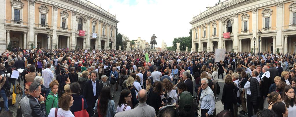 #romadicebasta finalmente un movimento civile di cittadini che manifestano con musica e cori contro il degrado della città! Bravi!!!!