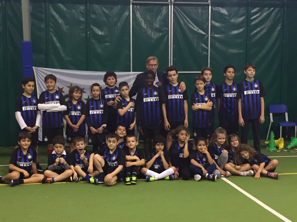 ComitatoVerga's tweet image. Finito l’allenamento, a #intercampus siamo pronti per giocare la partita!! ⚽️🥅💙🖤 Con il dott. Jankovic 😁 #grazieInter #insieme #comitatoverga #felici 😍