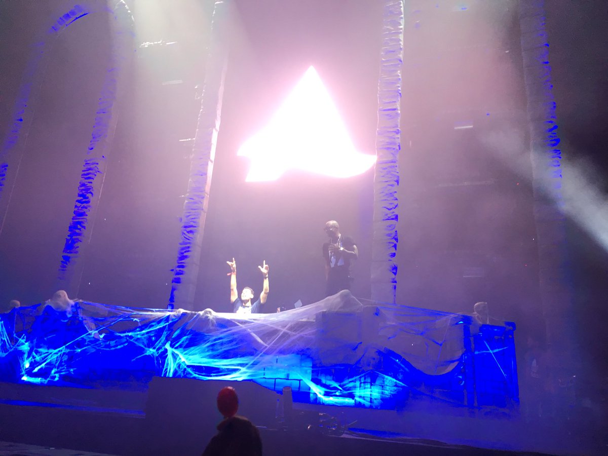 amylinehan314's tweet photo. Flew across the country and been up >24hrs all to see @afrojack. It was AMAZING! He killed it as always! See you guys in London next month 🔥 🔥#ATEAM https://t.co/s8nH1KxCZo