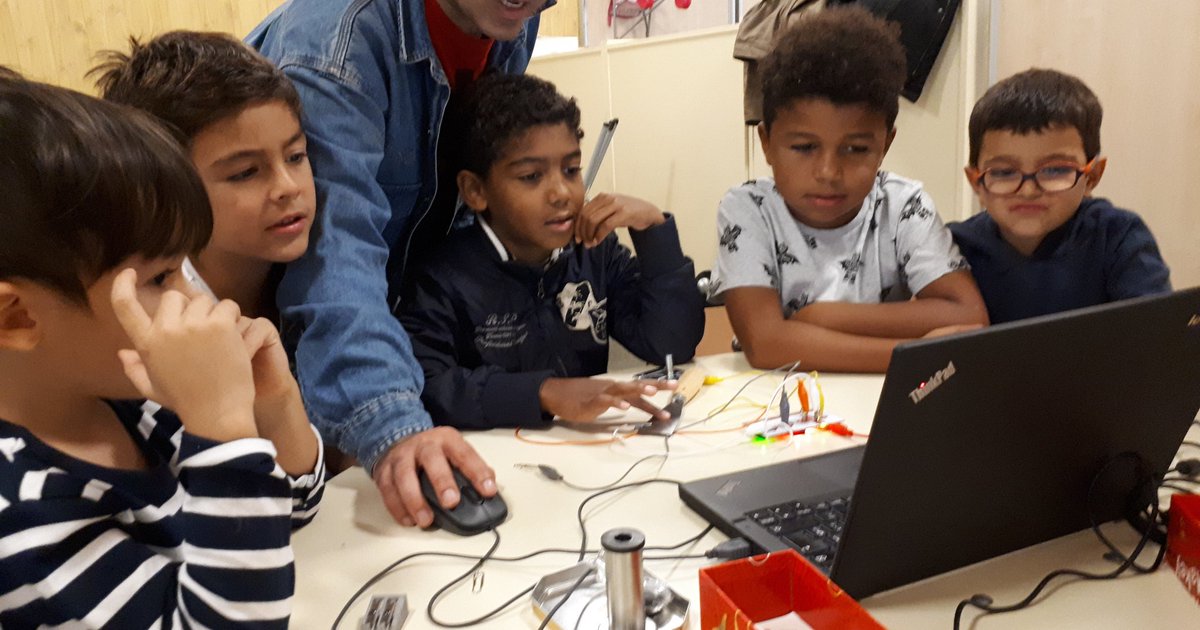escolaDrassanes's tweet photo. @jordiserarols @consorciedubcn   @SEciutatvella  @consorciedubcn @jquintelag @Eesclapes #caminsdrassanes18 #patiscoeducatius #drassaneslab
Aprofitant la IV jornada de treball al pati, comencem els Tallers tecnològics que organitzen @AMPADrassanes i @casalinfants pels #patisoberts https://t.co/psNqS9jXuv