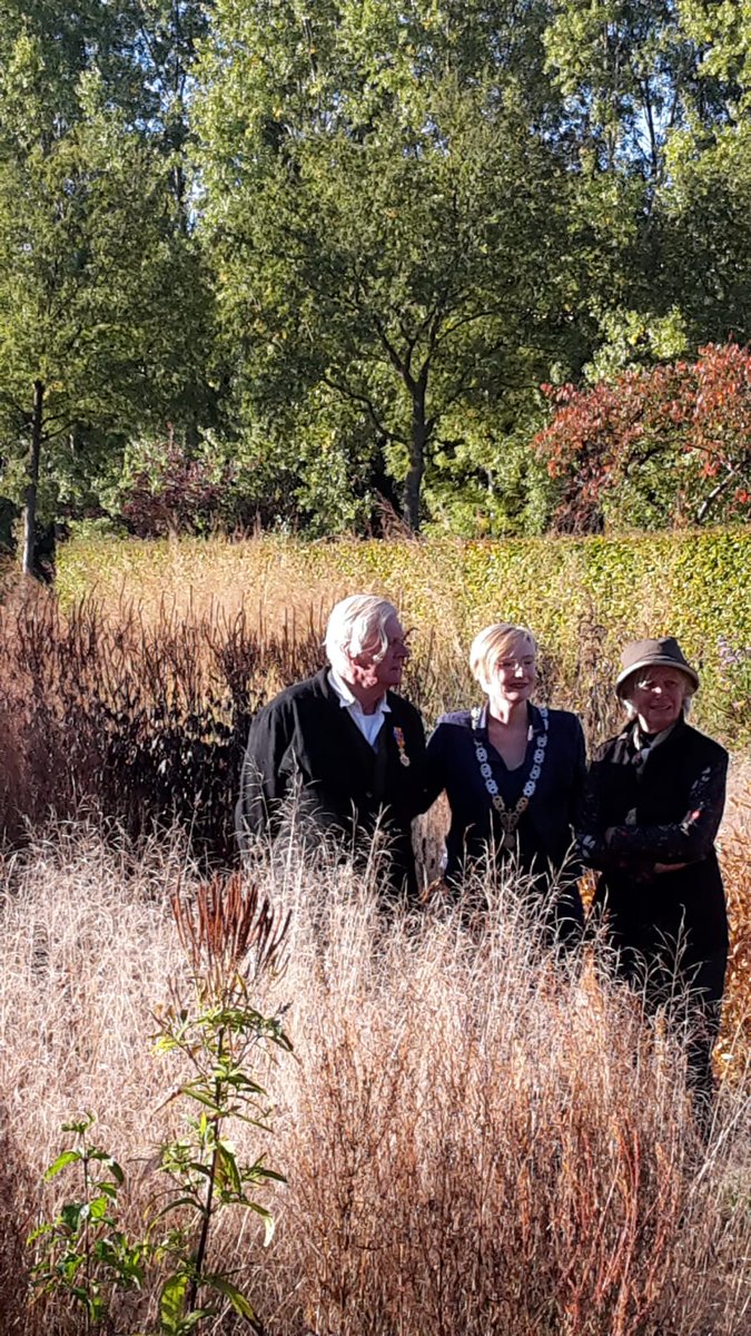 Just visited the last open day at private garden @PietOudolf. Beautiful iconic grasses in autumnal sunny morning. He just recieved a well earned distinction #lintje #officieroranjenassau Thanks for the inspiration for gardeners worldwide