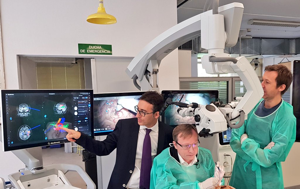 carvelhn's tweet photo. A deep understanding of the #subcortical #anatomy at the #3DFiberSdr with Prof. #Duffau and a great team!! Great organization by @juanmartino2020! @NeuroRaquisHUMV @IDIVALdecilla @HUnivValdecilla @unican https://t.co/5yijKo86qX