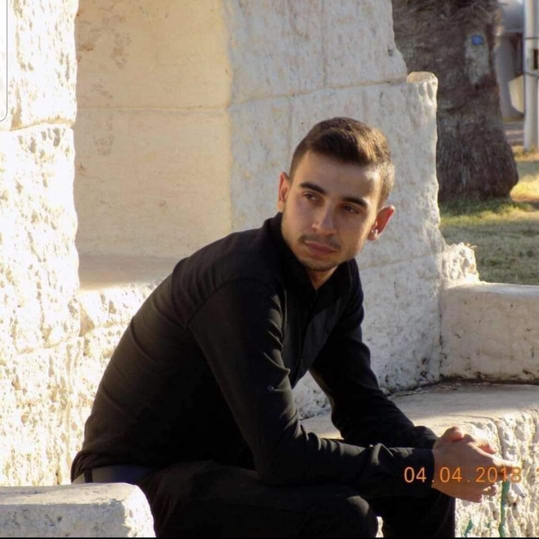 GokboruCan's tweet photo. Hele söyle kurban olduğum hele söyle, 

Efim efim donarken gecenin ayazında. 

Nefesin buhar olup çıkarken son defa, 

Çıkmamış bıyıklarından buz sarkarken yiğidim, 

Elin mi önce dondu, yoksa ayakların mı? 

Kim düştü önce toprağa sen mi arkadaşın mı?     #Donuyoruz https://t.co/FqgcWukICR
