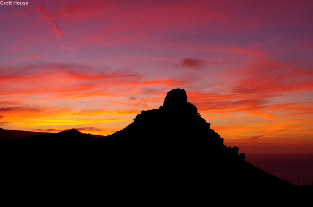 lyntonbandb's tweet photo. Not posted for a while but wanted to share the #Autumn #sunset at the Valley of Rocks #Exmoor https://t.co/TfQcZWMb8O https://t.co/uD0YcQujbr
