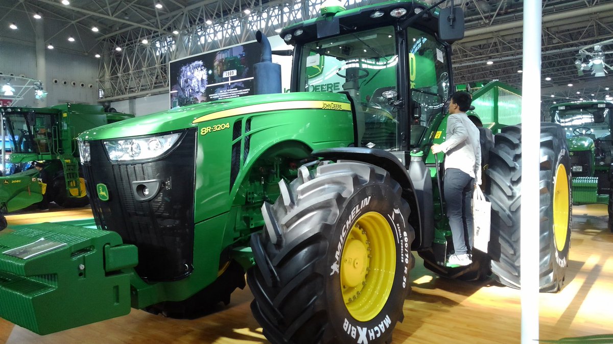 Twitter இல おかg 湖北省 武漢の農機展示会にて 中国のトラクタメーカーは100社を超えるという そのなかでもdeere社のパクりは多いのだが これには社名も含めて爆笑 跳ねてる鹿 John Deere とじっとしている鹿 Jotodeer