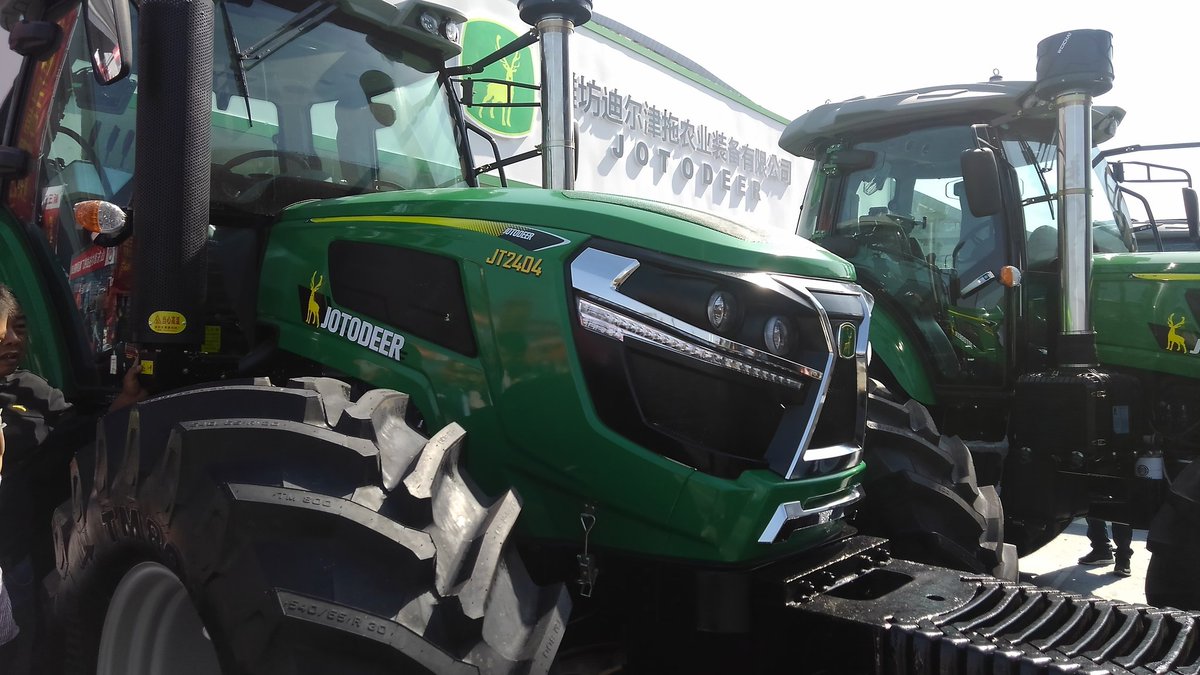 Twitter இல おかg 湖北省 武漢の農機展示会にて 中国のトラクタメーカーは100社を超えるという そのなかでもdeere社のパクりは多いのだが これには社名も含めて爆笑 跳ねてる鹿 John Deere とじっとしている鹿 Jotodeer