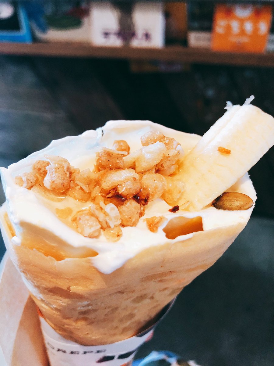サトコン 残念ながら古着屋さんで収穫なし 歩き疲れたらやっぱり甘いもの食べたい ハニービークレープ さんで蜂蜜バナナグラノーラ ここのお店の特徴は生地のサクサクパリパリ感 蜂蜜も生クリームも甘過ぎなくて好き 高円寺 クレープ