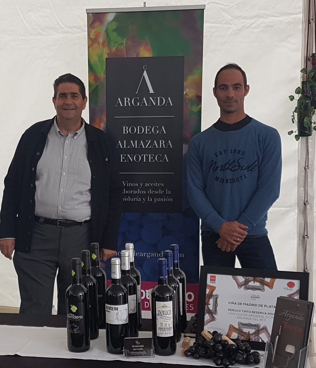 Arganda_Ayto's tweet image. Esta mañana se ha celebrado en Alcalá de Henares la V Feria del Vino en la que #Arganda ha estado representada por la Cooperativa Vinícola. Al acto ha asistido el concejal de Turismo y Medio Rural Irenio Vara, y el directivo de la Cooperativa Cipriano Guillen.