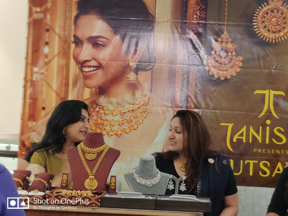 The launch of Utsava by @TanishqJewelry is a mix of old and new designs to make it glittering on all beautiful ladies. Aao Manaye #TanishqWaliDiwali    #UtsavaByTanishq 
@mymomspresso