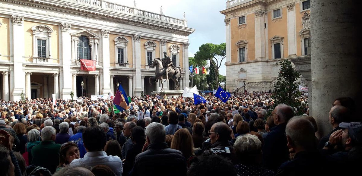 GianlucaPeciola's tweet image. In piazza del #Campidoglio strapiena
#Romadicebasta. Dimissioni!