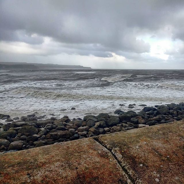 Moza_jf's tweet photo. It's quite bracing at the seaside today. Passed through Scarborough on the way back from Whitby. #winteriscoming #freeIg https://t.co/j0tym3L7Yu https://t.co/pery076fT8