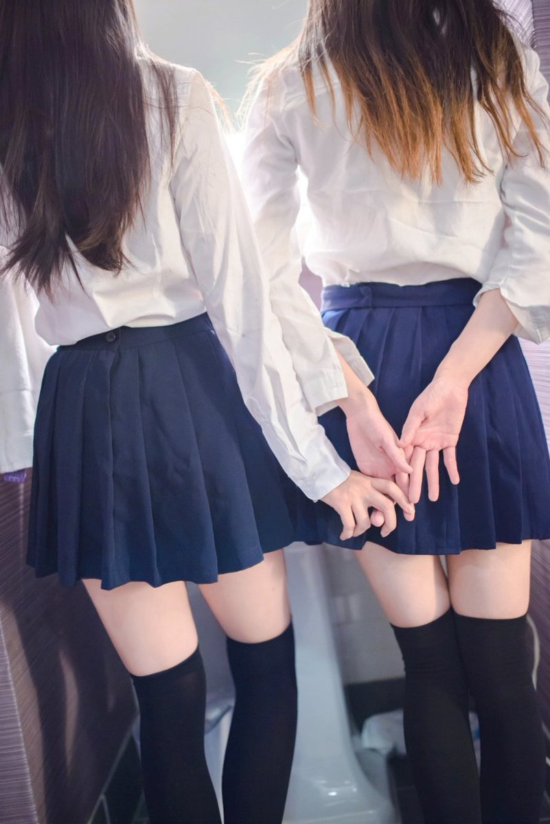 Japanese girl lesbian. Корея Zettai Ryouiki. Старшеклассницы. Школьные подруги. Эстетика девушек в школе.