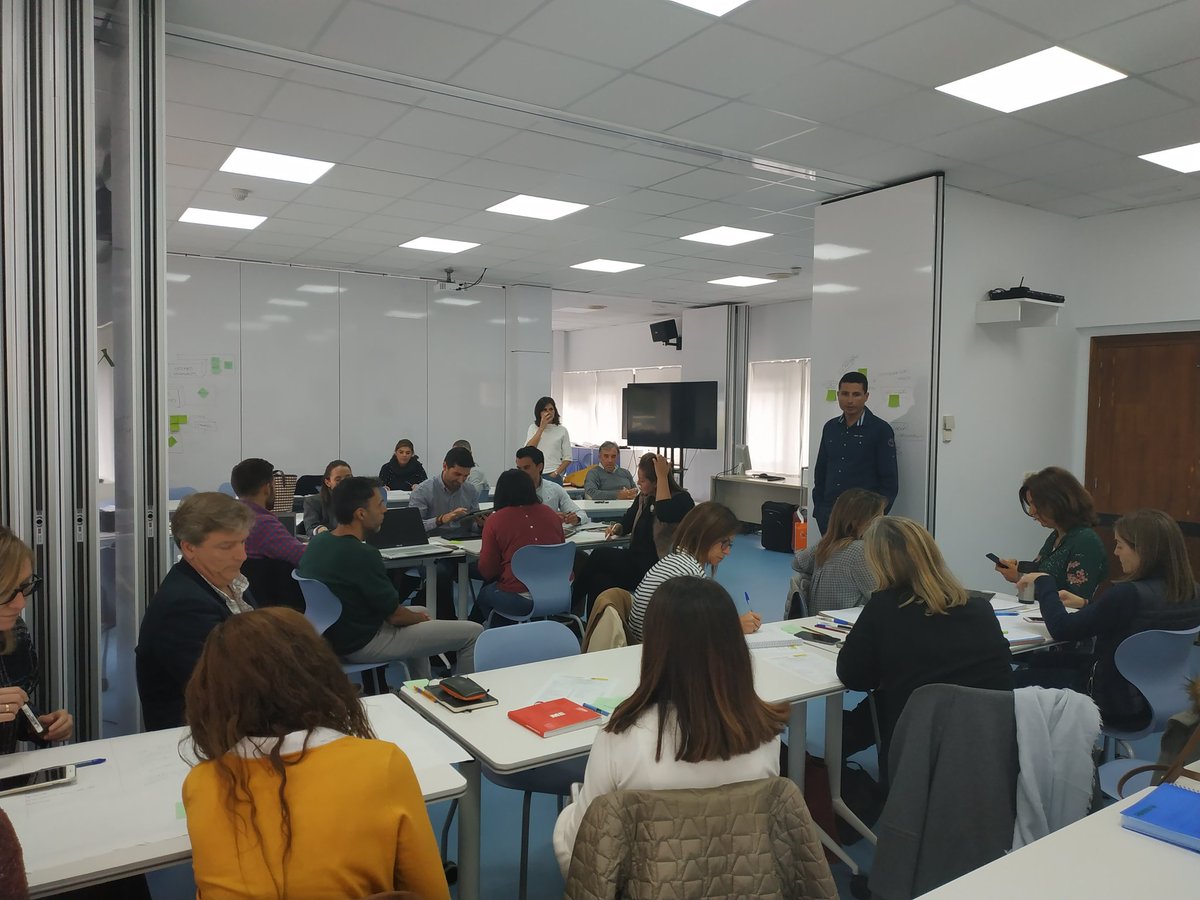 En constante aprendizaje!! Un lujo de sesión: int artificial, robótica, programación, Big data.... Genial Javier Martín!! Postgrado Dirección e Innovación, Maecenas!!