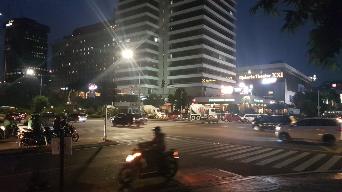 Lampu lalu lintas di perempatan sarinah padam. <a href="/RadioElshinta/">Radio Elshinta</a> <a href="/cctv_lampumerah/">NTMC korlantas Polri</a>