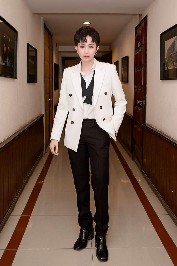 gilgil_off's tweet photo. " Người mình yêu chưa chắc đã yêu mình " là một bài hát thứ 2 sau " Calling U " của Gil trong năm 2018. Năm nay thật sự chăm chỉ và cố gắng, mong bài hát này của Gil sẽ hít và mang tên tuổi Gil vang xa hơn nữa.
Link trên vlive phút 29: https://t.co/9mwrzEKDPs
#GilLe https://t.co/uE9Z7UjK6b