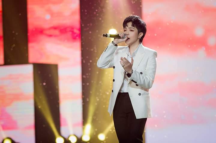 gilgil_off's tweet photo. " Người mình yêu chưa chắc đã yêu mình " là một bài hát thứ 2 sau " Calling U " của Gil trong năm 2018. Năm nay thật sự chăm chỉ và cố gắng, mong bài hát này của Gil sẽ hít và mang tên tuổi Gil vang xa hơn nữa.
Link trên vlive phút 29: https://t.co/9mwrzEKDPs
#GilLe https://t.co/uE9Z7UjK6b