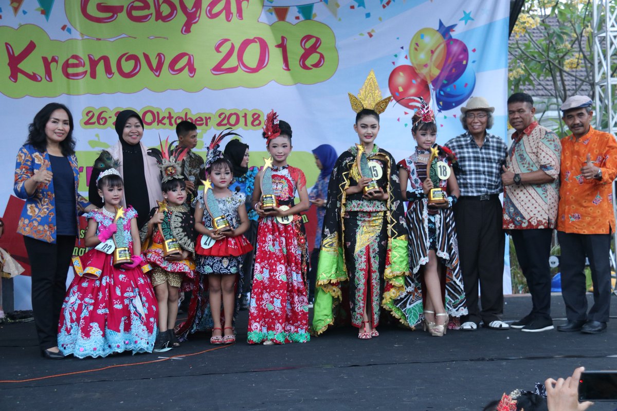 Mewakili Ketua Dekranasda Blora, Ibu Ratna <a href="/KomangG_Irawadi/">Komang Gede Irawadi</a> menyerahkan Piala Lomba Fashion Show Batik Blora dalam rangka Hari Batik Nasional 2018 

"Selamat kepada para pemenang, batiknya bagus dan cantik-cantik"

@PKKBlora <a href="/Djoko_Arief/">Bupati&Wabup Blora</a> <a href="/AriefRohman838/">Arief Wabup Blora</a> <a href="/dinporabudpar/">DINPORABUDPAR KABUPATEN BLORA</a>