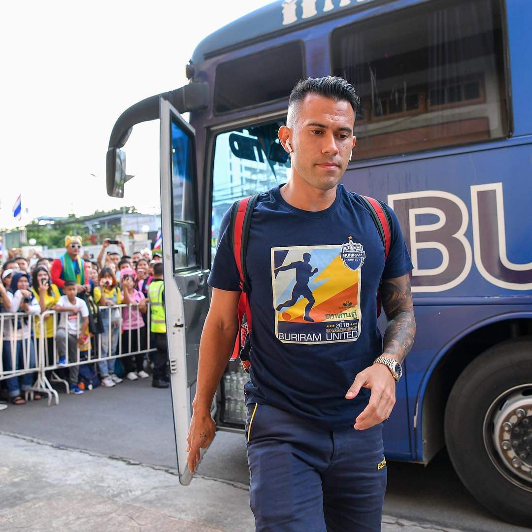 BRUTDunofficial's tweet photo. 🏆#ChangFACup2018 Final Round

#CRUTD VS #BuriramUnited⚡
30 mins until kick-off (07.00 PM)
BE PREPARED!

📺True4U (24), True Sport HD2, True Sport 2

#BURIRAM #THAILAND #BRUTD #ChangFACup #FACUP2018 #GU12 #ฟุตบอลไทย https://t.co/jtqxEb30Se