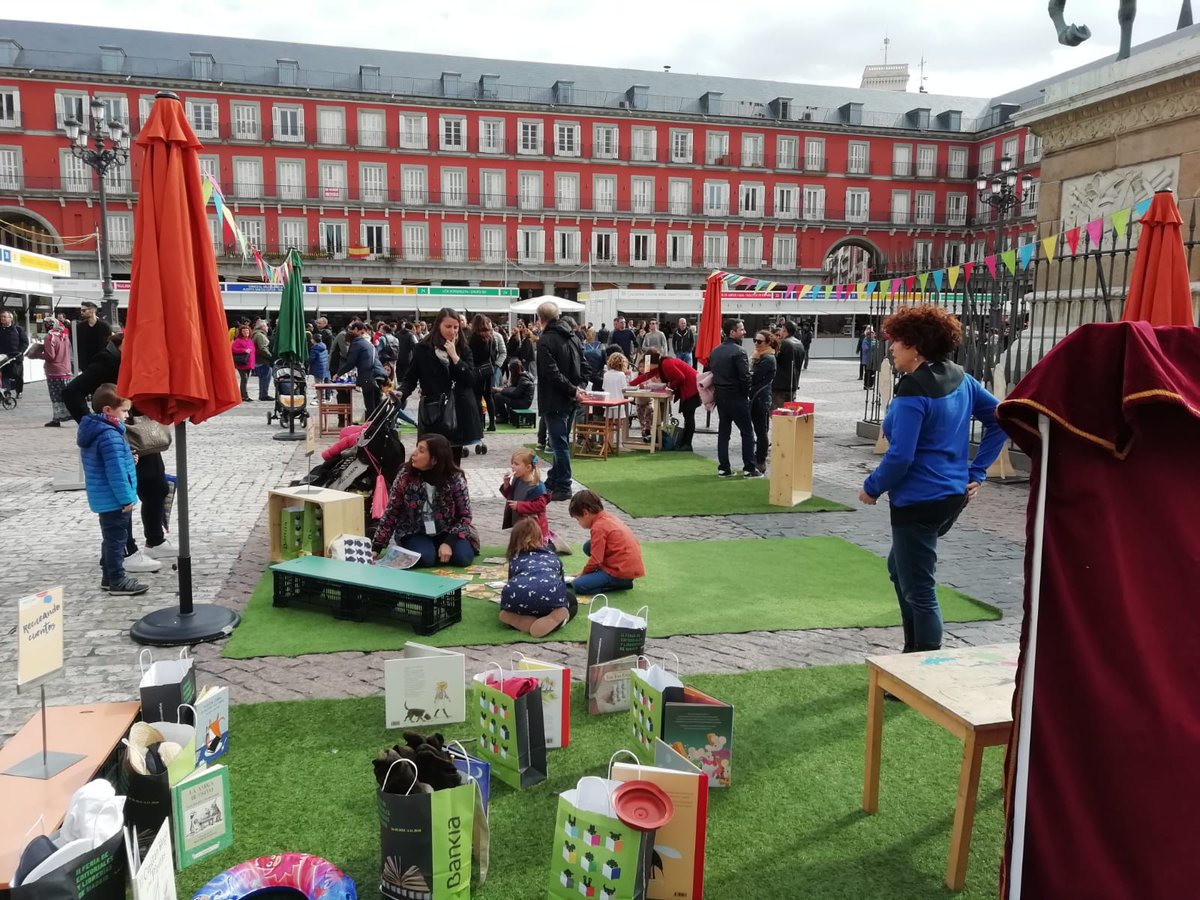 Los #libros comparten protagonismo con los niños y las niñas que participan en las actividades de la #FeriaPlazaMayor. 🧒👧👶 Bingos literarios, yincanas, puzzles de cuento... 📚 ¡Y esta tarde más!  👉…riadeeditorialesylibreriasdemadrid.es/actividades-fe…