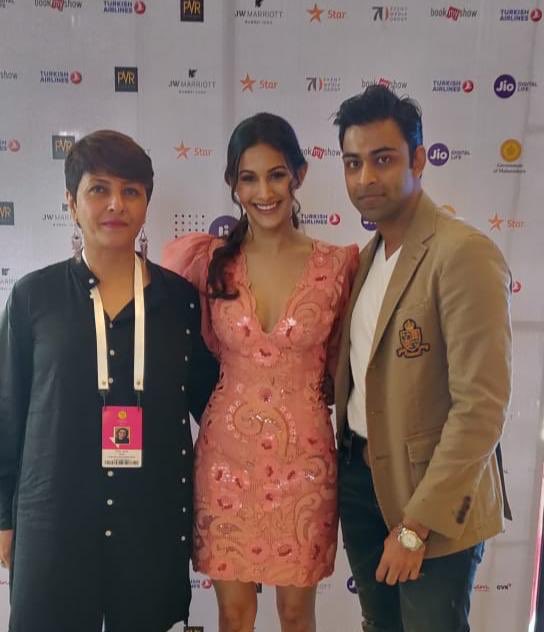 We’re moments away from the India premiere of Rajma Chawal! Here’s Director #LeenaYadav with #AmyraDastur and #AnirudhTanwar gracing the red carpet. #ItHappenedAtMAMI #JioMAMIwithStar2018