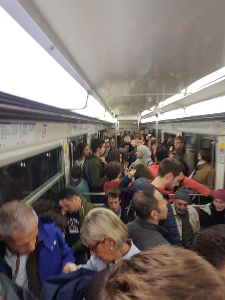 FOudot's tweet photo. @RATP @Ligne12_RATP - 19h un samedi soir - un métro toutes les 5min, les rames et les quais bondés.
A quand plus de métros ? À quand l automatisation des lignes ? À quand une @RATP au service de ses usagers ? Attendez vous @Uber et les voitures autonomes pour vous réveiller ? https://t.co/Jrtutndjpx