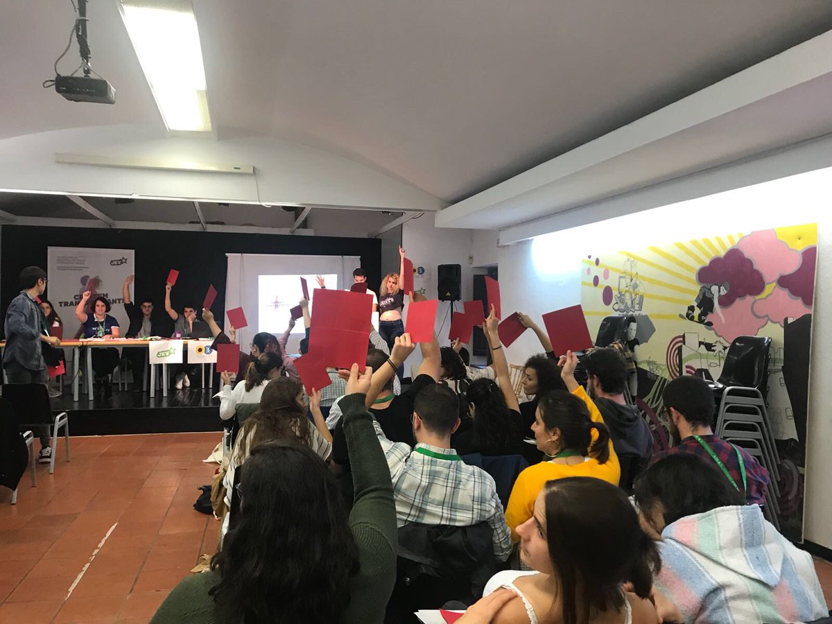 JovesEco's tweet photo. Amb l’aprovació dels documents polític i organitzatiu, posem fi a la XIV Assemblea de Joves d’Esquerra verda. 

Dos dies de reflexió ideològica i organitzativa, que han servit per definir les linies mestres de la nostra organització per als propers 2 anys. #CreixemTransformant https://t.co/dyOTo525Jk