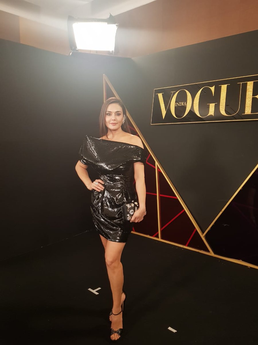 .<a href="/realpreityzinta/">Preity G Zinta</a> looks mesmerizing at <a href="/VOGUEIndia/">VOGUE India</a>'s #WomenOfTheYear awards! <a href="/MediaRaindrop/">Raindrop Media</a>