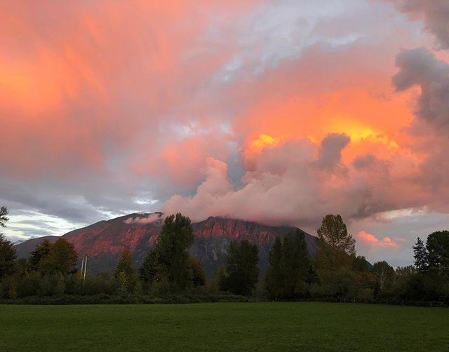 The sky and Mt Si duke it out for attention...#mtsi, #washingtonstate, #sky, #sunset, #fireinthesky, #fireintheskysunset, #mountains, #colors, #northbendwa, #easytoreachhardtoleave, #snoqualmievalley ift.tt/2JkEulN