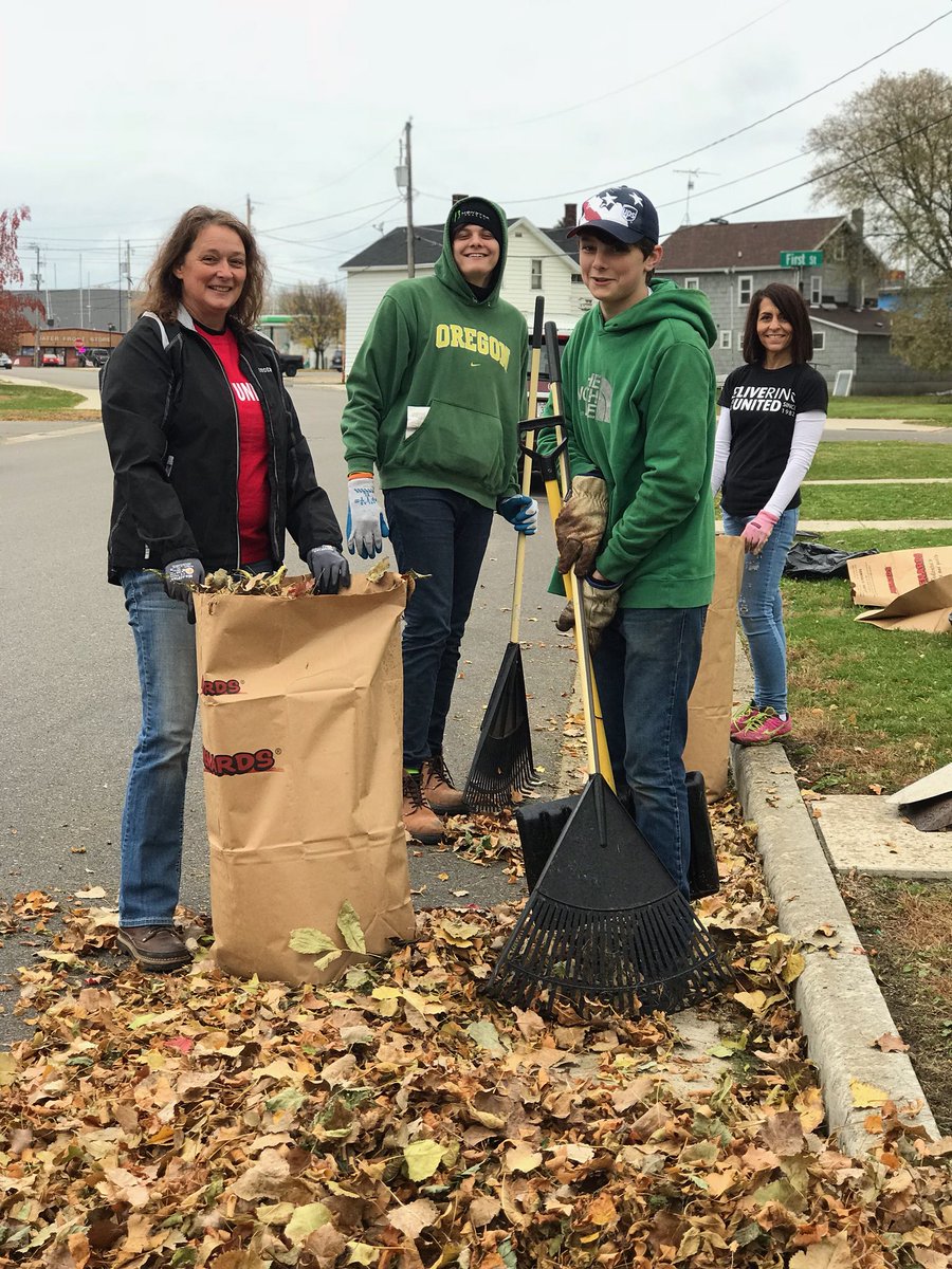 DawnHubert4's tweet photo. @NP_UPSers @trsmudge @jcaldwell1995 @TimPope007 # raking for the elderly #community service. https://t.co/JCfjP1S7kV