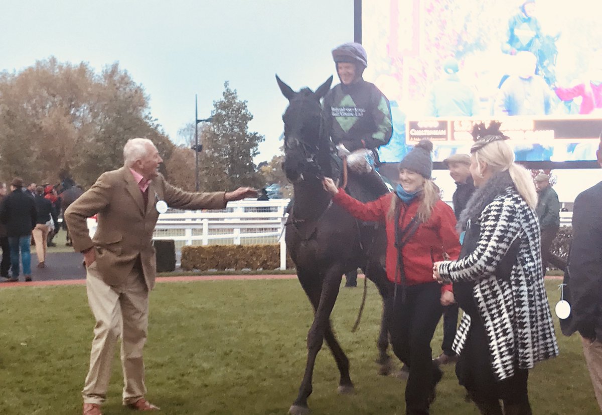 fillyonform's tweet photo. The very imposing Strong Glance (5/2f) is greeted by connections before being given a huge cheer by the remaining spectators https://t.co/FJmNY6tNPk