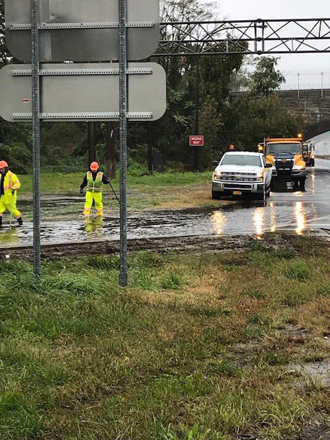nysdotli's tweet photo. Clearing storm drains clogged by leaves on the #MeadowbrookStateParkway ramp to #MerrickRoad in @Freeport_NY We just cleaned them last night! #NorEaster https://t.co/ttD7lXxMZo