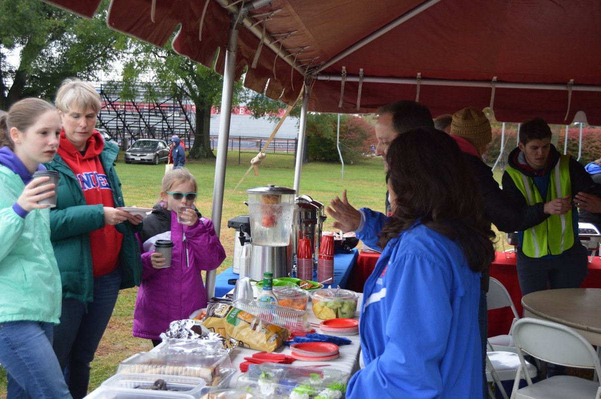 HanoverCollege's tweet photo. Family Tailgate Season! #GoPanthers #PantherPride 🐾⭕🔴 https://t.co/cUJnf0a7Q1