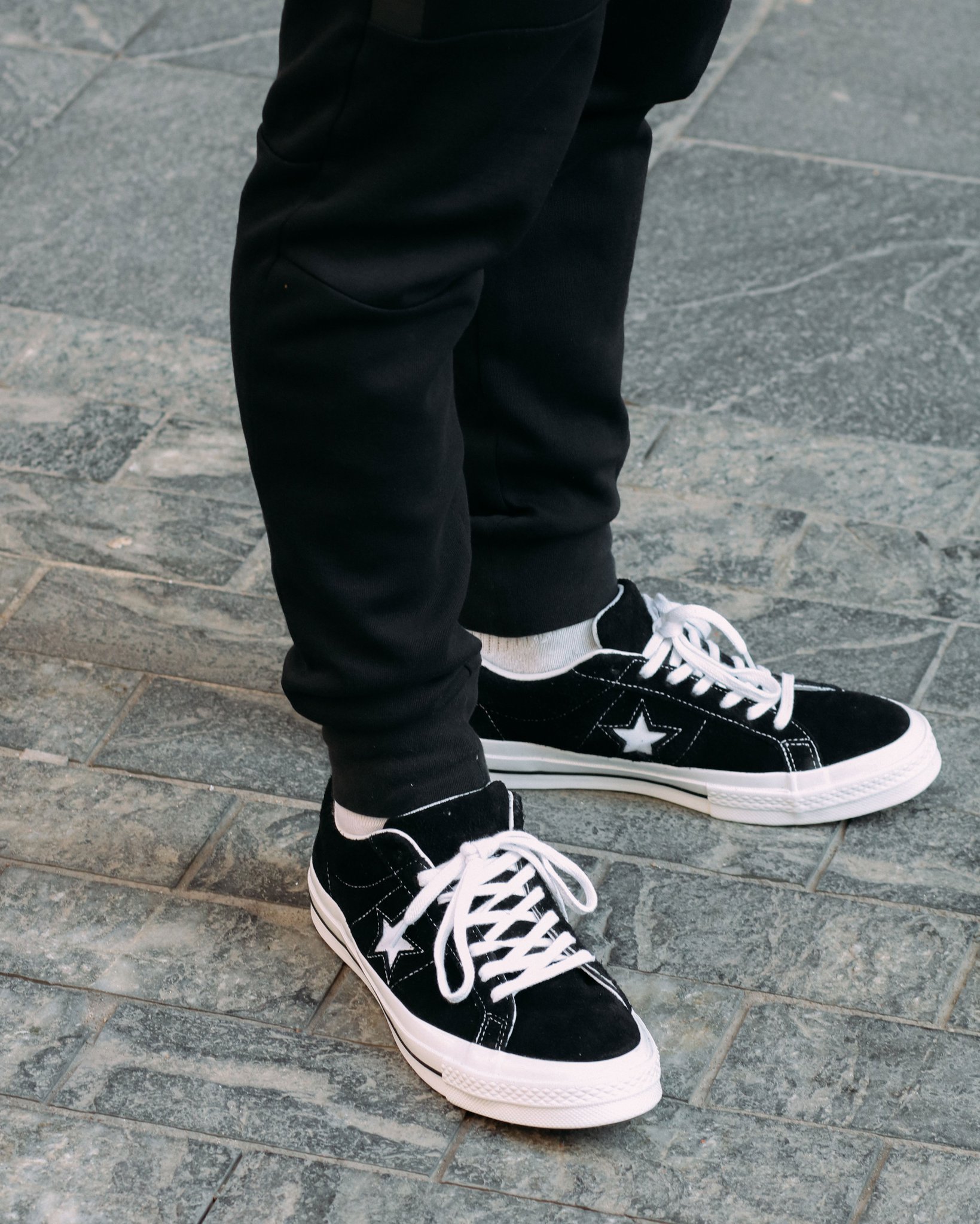 converse one star black on feet