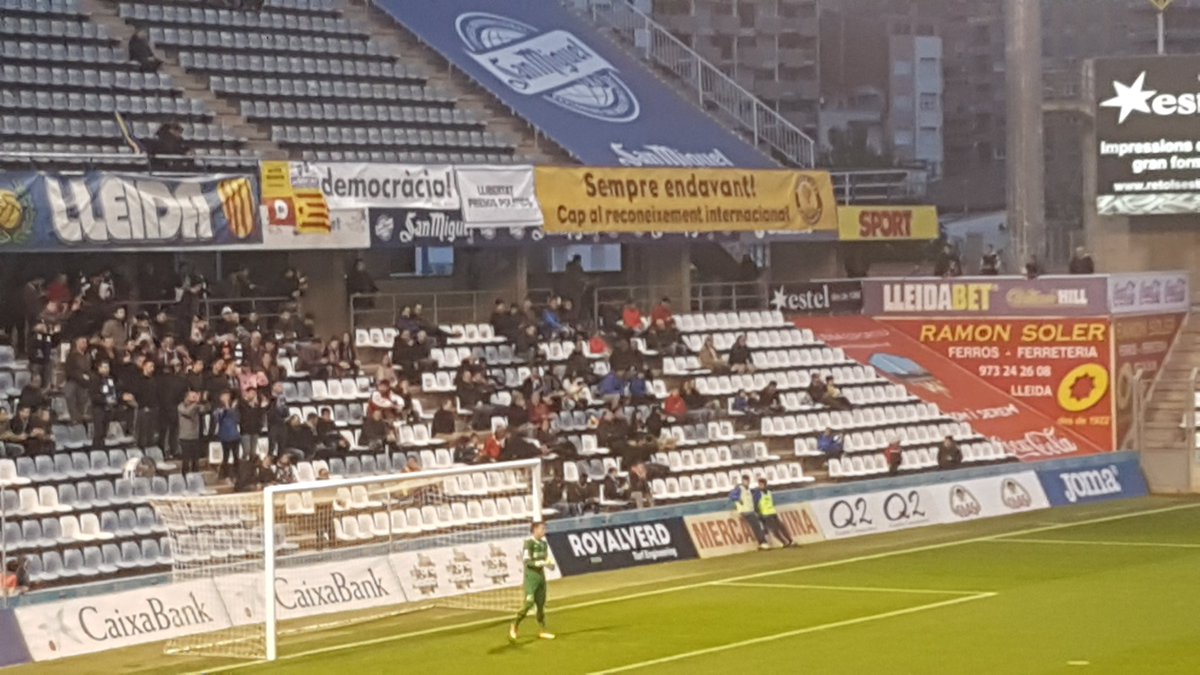 SeleccionsCAT's tweet image. El públic del Camp d'Esports, amb les @SeleccionsCAT en el @Lleida_Esportiu-@cfhercules pel lideratge del grup 3 de #2aB.
#SempreEndavant
#CapAlReconeixementInternacional
 #LleidaHércules