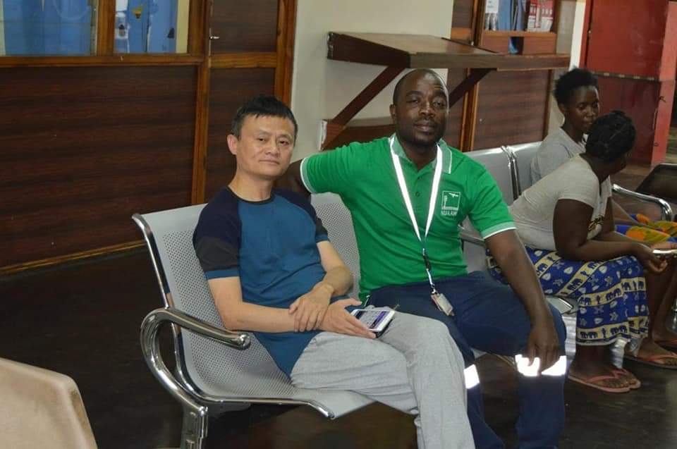 Mwebantu's tweet photo. #CHINESE  tech billionaire Jack Ma Yun, the Co-Founder and Executive Chairman of the Alibaba Group, one of the world’s largest e-commerce websites in the world – has been spotted in the resort town of #Mfuwe, #Zambia (Pictures by Zambia Airports) https://t.co/agzuopCTcP