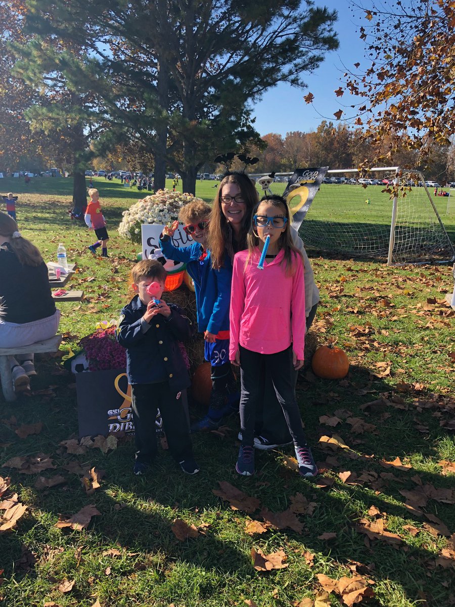 gsisports's tweet photo. Face painting, selfie station, free 🍩🍩 and more at the #GSISports Gold Ribbon today!! https://t.co/QD50NtsRJy