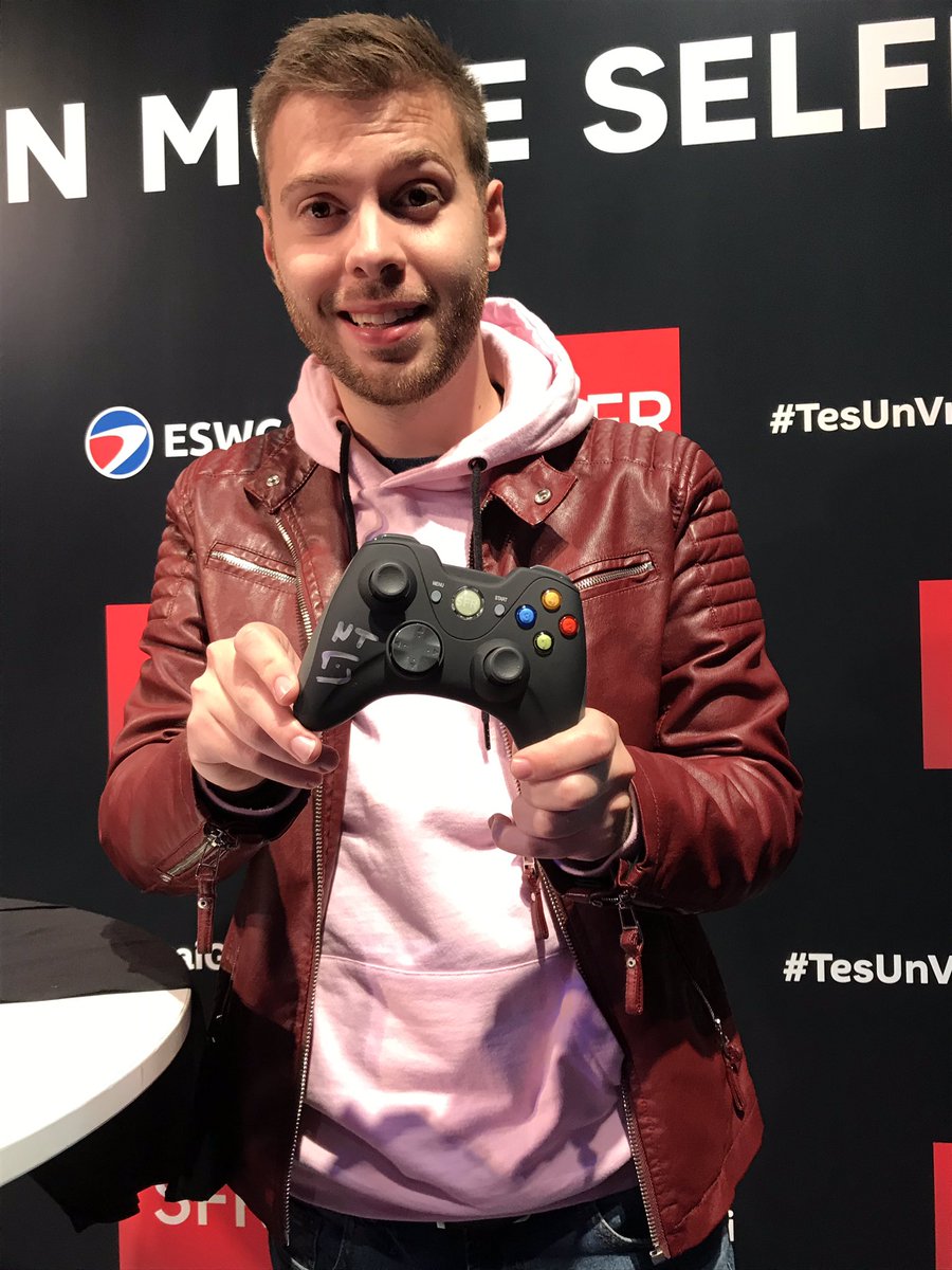 SFR's tweet photo. [CONCOURS] @Newtiteuf est passé nous voir et il vous a laissé des cadeaux 🎁:

🔁RT > pour gagner la manette dédicacée
♥️FAV > pour gagner le t-shirt dédicacé 

#TesUnVraiGamerSi #PGW https://t.co/5YUzonPdu5