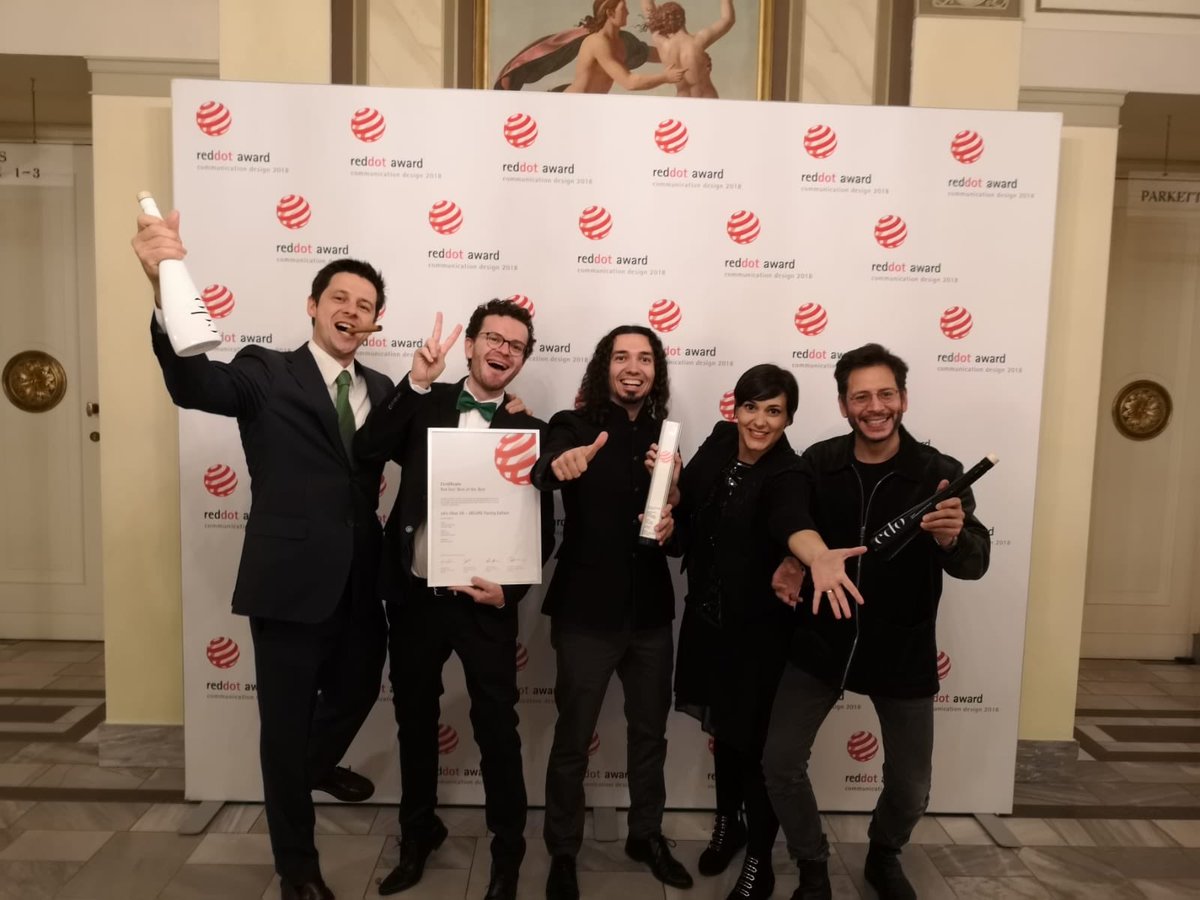 Mediactiu's tweet photo. El equipo ganador celebrando el triumfo en el photocall de los #RedDotAwards2018 The winning team celebrating at the photocall of the Red Dot Awards! @reddot @edooliveoil @Mediactiu #reddot2018 #Barcelonadesign #Designawards #reddot2018 #Berlin #packagingdesignbarcelona #branding https://t.co/S7tnMucXiF