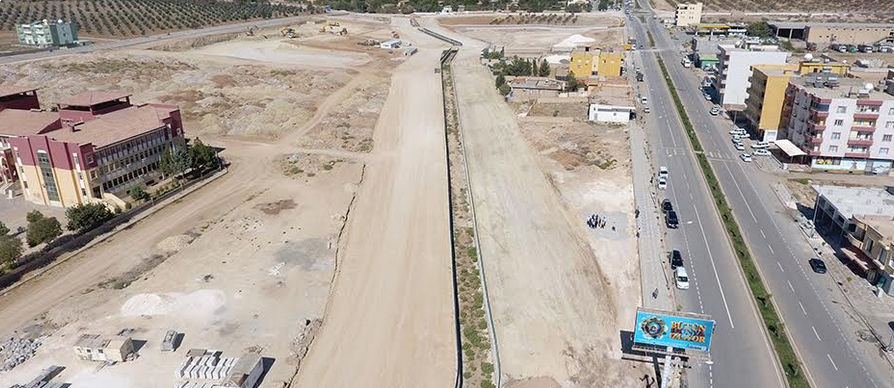 pressnewss's tweet photo. Devlet Hastanesine yollar açılıyor 150 Yataklı Devlet Hastanesi yapımı son sürat devam ederken, aynı alanda ise bulvar yapımı da devam ediyor. Ceylanpınar 150 Yataklı Devlet Hastanesi çalışmaları hız kesmeden devam ediyor. Bölgenin https://t.co/XUjr3P4OZA https://t.co/6fotFXctQ2