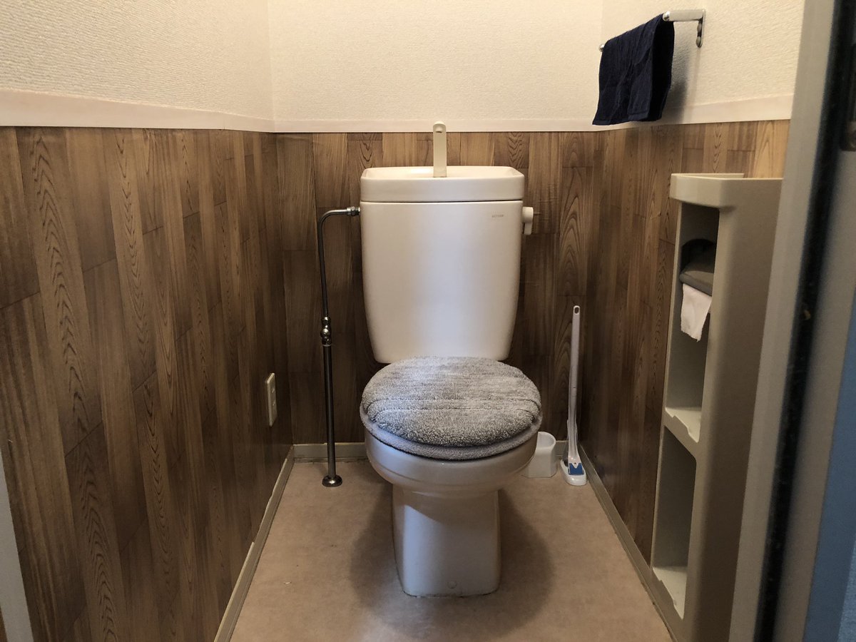 Wtw 100均シートで家のトイレを模様替え 仕事柄納まりの指示はするけど いざ自分でやるとこんなにも大切だとは思わなかった 職人さんいつもありがとうございます 近くで見るとシワっシワ ダイソー 100均一 トイレ 簡単リフォーム