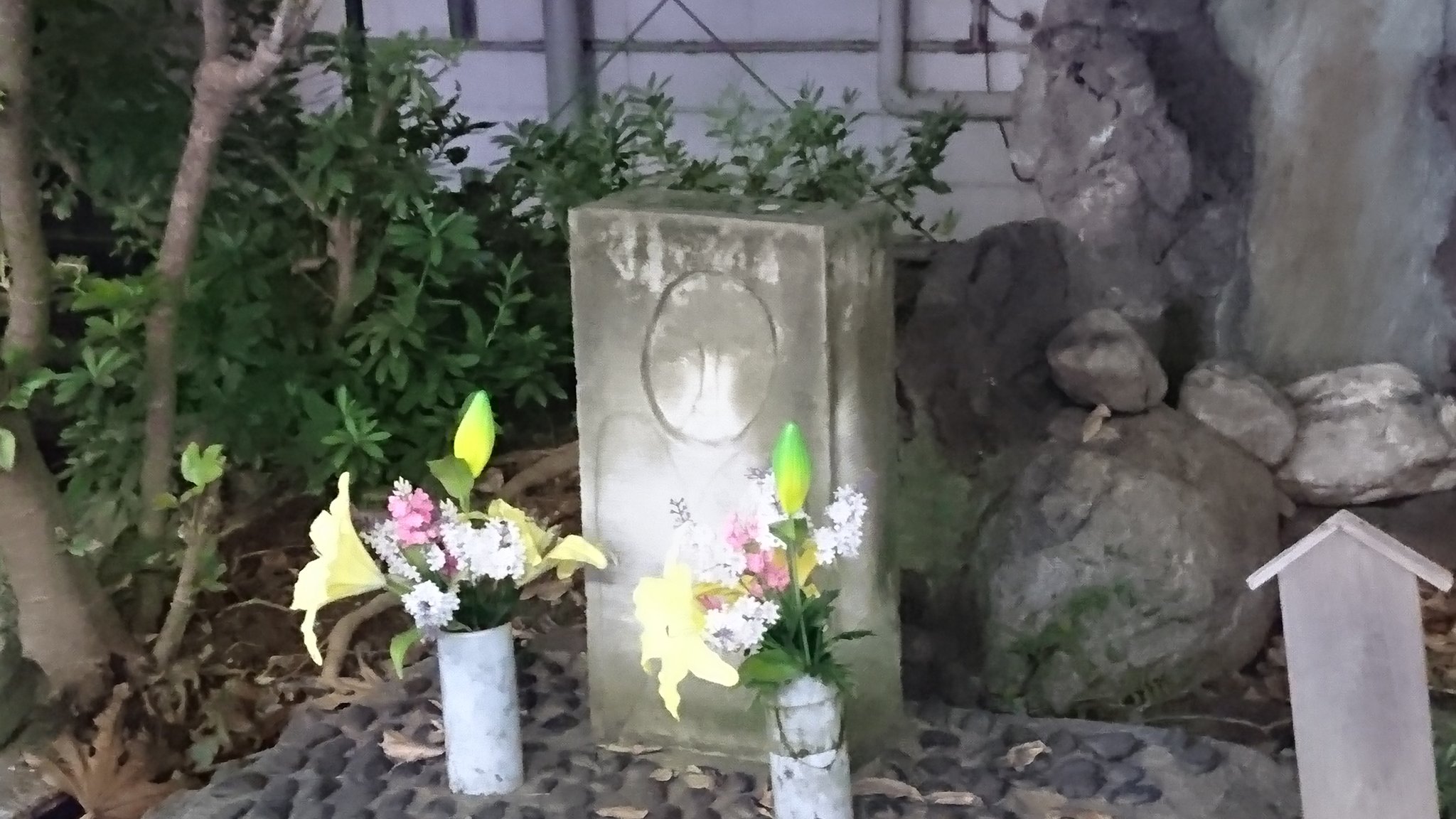 幣束 Jr埼京線板橋駅は改札を入った駅の構内すぐ右手に池があり 祠と石板のお地蔵さんが祀られている 駅 の中であるにも関わらずこのように大事に保存されているので たまにこの駅を使うのが なんだかうれしくなる T Co Doxxtfcrhn Twitter