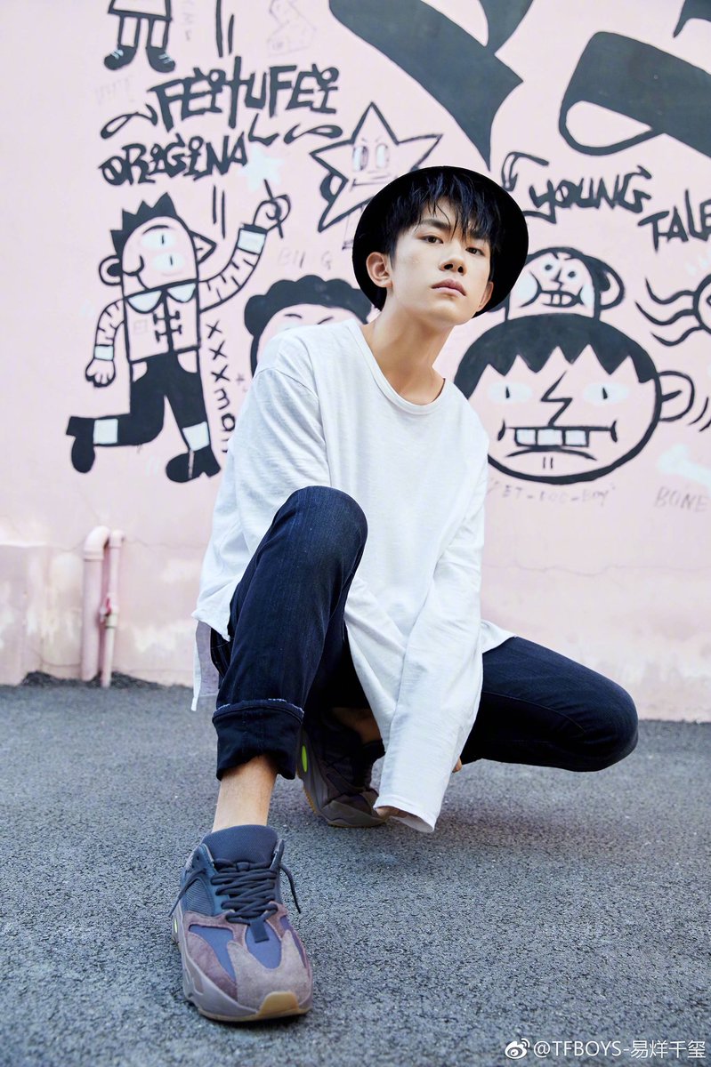 TFBOYS_TFGlobal's tweet photo. 20181028 #TFBOYS Jackson Yee Yangqianxi Weibo Update

👉 https://t.co/RKa2IoySWq
hi 🤷🏻‍♂️

#易烊千玺 #JacksonYee #YiYangqianxi https://t.co/2JhLLbLRp5