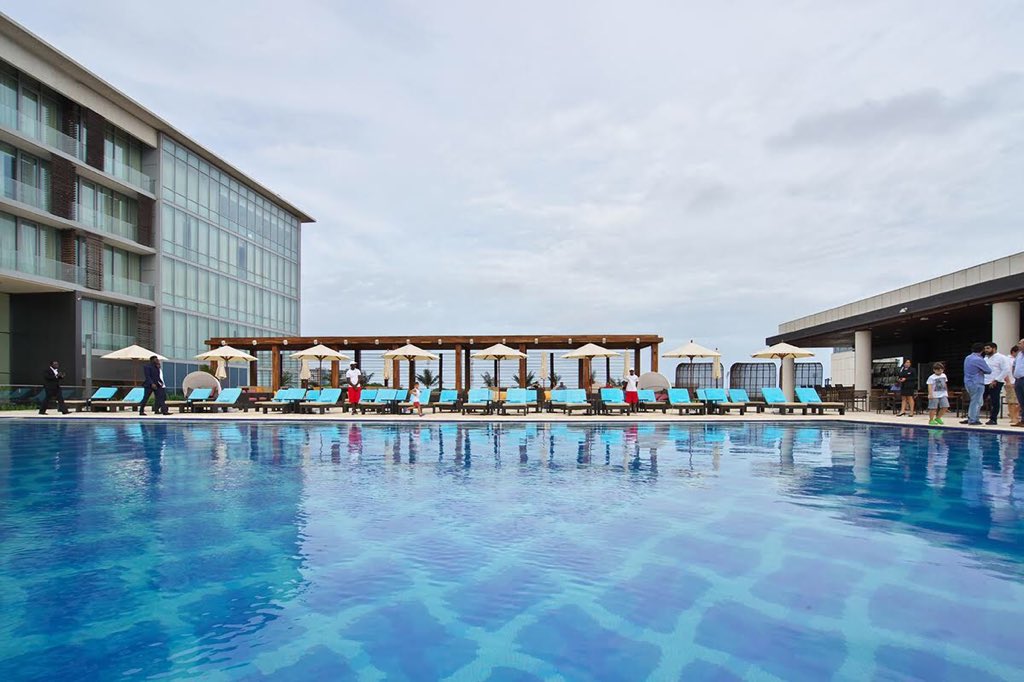 kempinskiACC's tweet photo. Why not a refreshing dip in our pool after a long working week.
#KempinskiAccra #InfinityPool #WeekendVibes #FreshElement #SunnySides #PoolVibes #PureIndulgence #Relaxation #FreshElement #Rejuvenate #GoodVibes #EuropeanLuxury #TimelessElegance #TakeMeThere #CreatingTraditions https://t.co/NAs7QJFW9g
