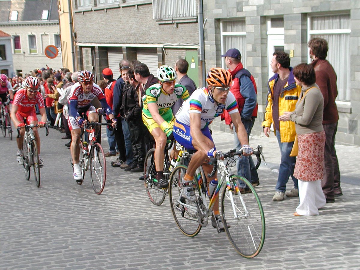 Ronde van Vlaanderen 2004, Oscar Freire on the 'Muur'. Maybe you recognize the other riders?
More on: yourcyclingphotos.com

#cycling #deronde #rvv #vlaanderen #oscarfreire #wielrennen #cyclingphotos
