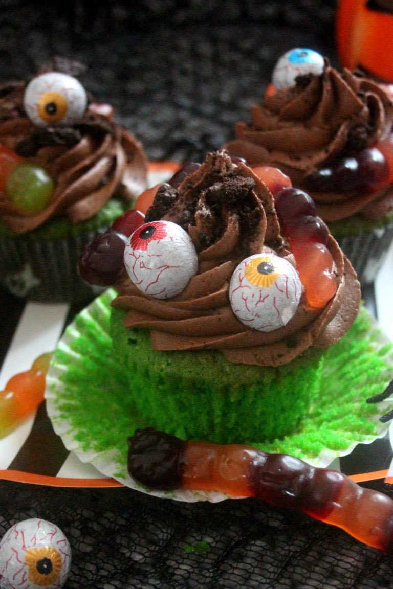 scorchdroppers's tweet photo. New! Ghoulishly green Halloween cupcakes - https://t.co/InqMZcESKo https://t.co/MbohtklN6e