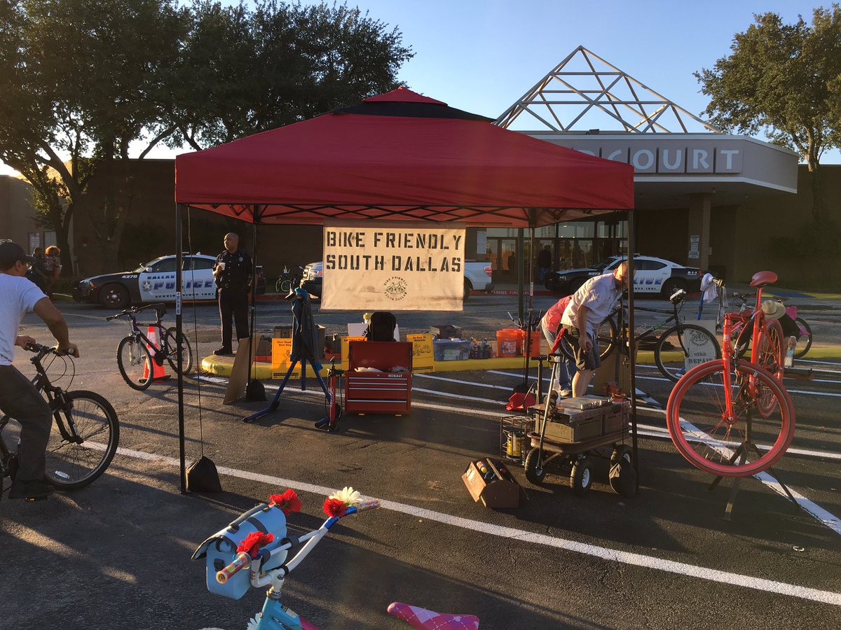 DPDCA's tweet photo. We are out at 3662 W. Camp Wisdom Rd this morning getting ready for an awesome #ROCing Redbird. #communityengagement @DPDCA @DPDUnidos https://t.co/MJ45RSssKl