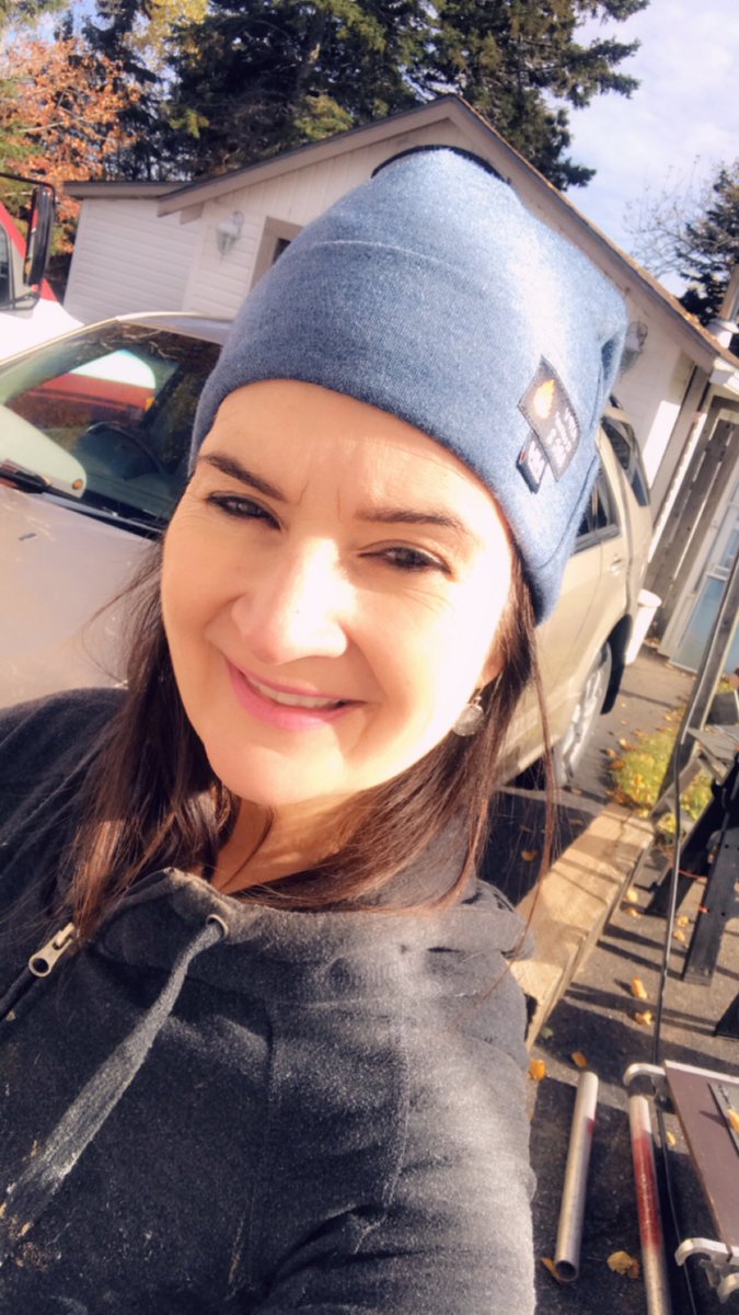 Bernibunny's tweet image. I’m not always a princess 👸🏻Playing roofer in the sun today #organizedworkspace 💗🎃🍁🍂