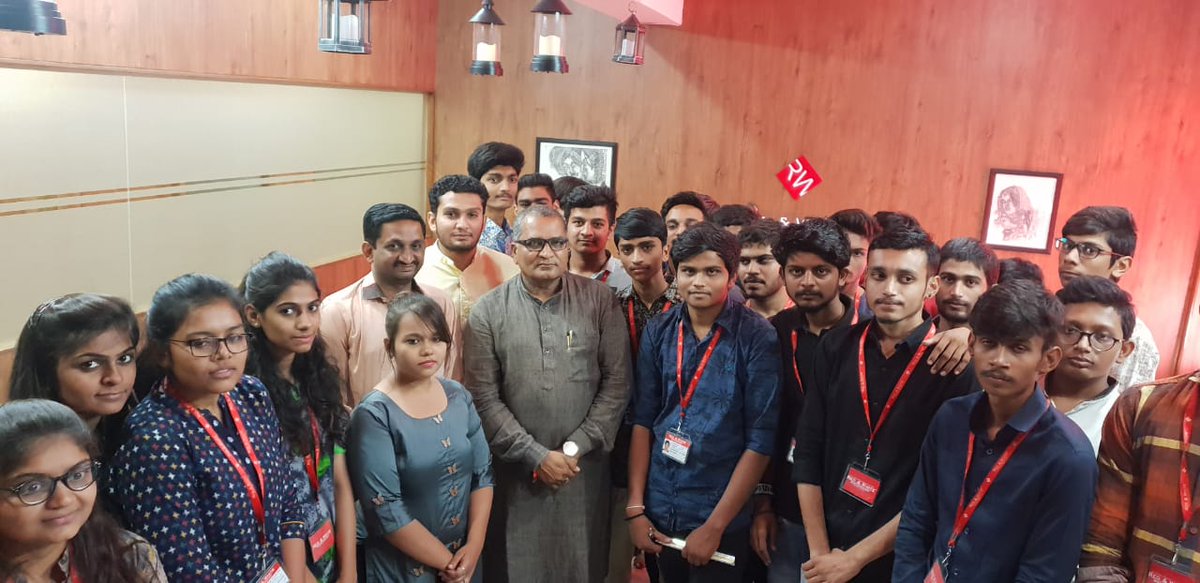 vdzalavadiya's tweet photo. #Red &amp; #Whie #Multimedia_Education ખાતે ઉપસ્થિત રહી વિધાર્થી યુવાનો સાથે સંવાદ કરી આજના સમયમા યુવાનોને શું કરવુ જોઈએ તે માટે યુવાનોન દિશા-માર્ગદર્શન આપ્યું હતું. https://t.co/ZVYlVfQ4uk