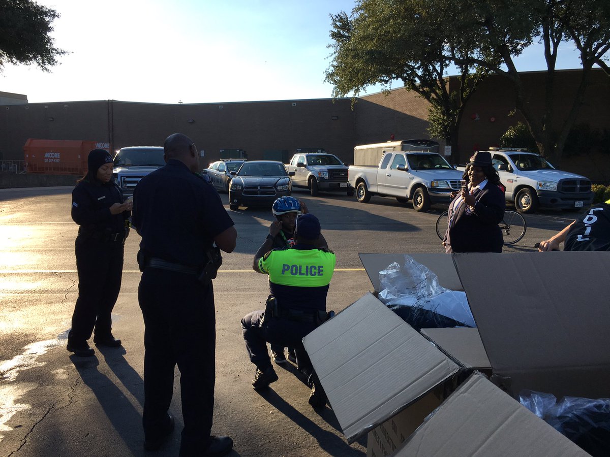 DPDCA's tweet photo. Officer Varner is helping kids get right bike helmet so they can stay #safe riding their bikes at the #ROCing RedBird event. #safetyfirst @DPDCA @DPDUnidos @DallasPD https://t.co/6bzj2hELzt