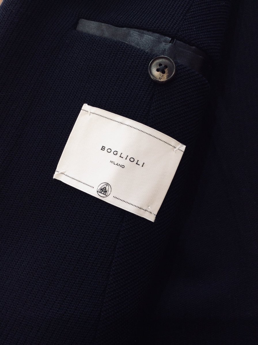 横浜のオーダースーツ シャツ リフォームのナガサカ Pa Twitter リフォーム事例 既製服の新品の状態のボタン付けのご依頼でした 袖のボタンホールは実際には開かない仕様なので ボタン付け 飾りのホール 2 800 税 納期10日 輸入 ブランド ボリオリ ジャケット